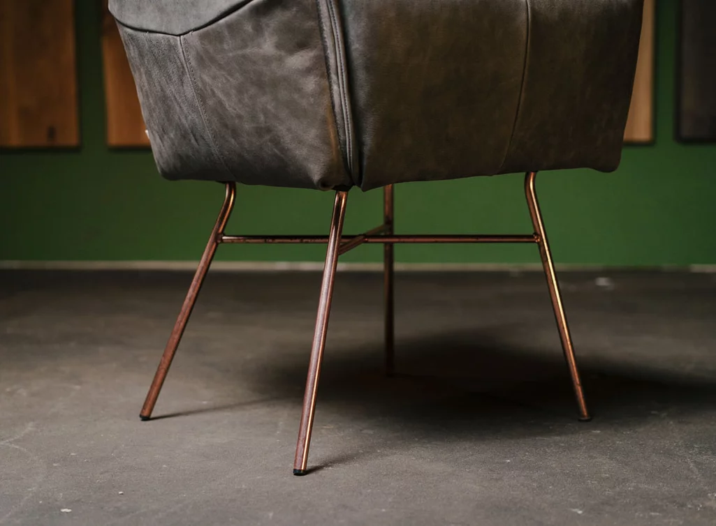 Echt Leder Stuhl mit einem Untergestell in der Ausführung Kupfer