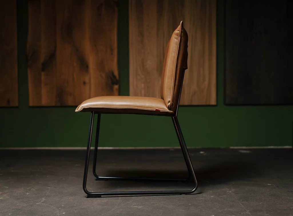 Seitenansicht - Stuhl für Esszimmer aus Leder mit einem Kufengestell Seitenansicht - Stuhl für Esszimmer aus Leder mit einem Kufengestell