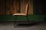 Seitenansicht - Stuhl für Esszimmer aus Leder mit einem Kufengestell