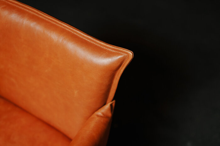 Armlehnenstuhl aus Leder in der Lederfarbe Luxor Cognac