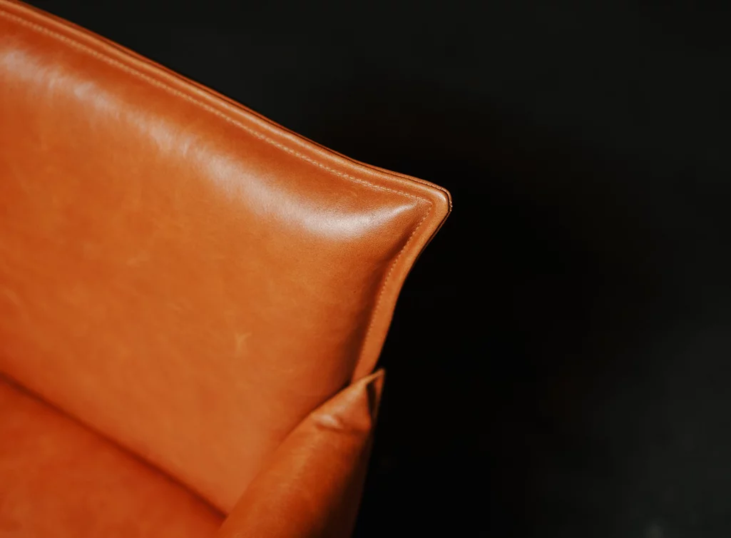 Armlehnenstuhl aus Leder in der Lederfarbe Luxor Cognac Armlehnenstuhl aus Leder in der Lederfarbe Luxor Cognac