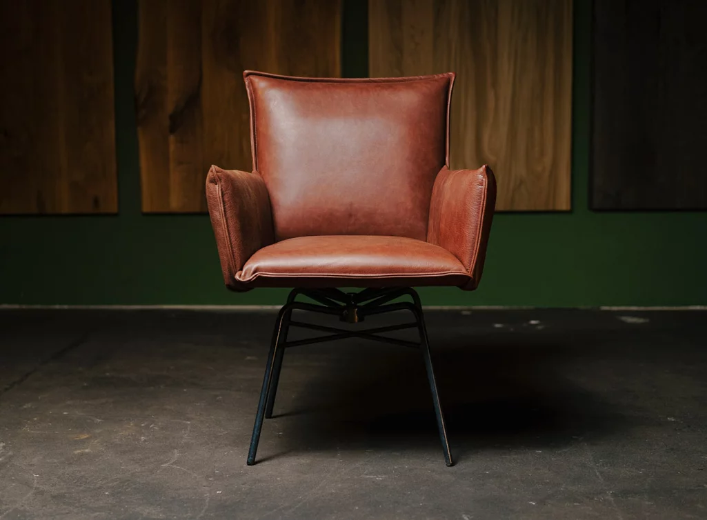 Echtlederstuhl mit Rücken- und Armlehnen in verschiedenen Lederfarben erhältlich Echtlederstuhl mit Rücken- und Armlehnen in verschiedenen Lederfarben erhältlich