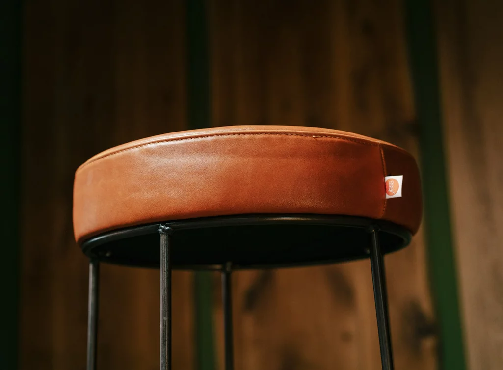 Komfortabler Hocker aus Leder in verschiedenen Lederoberflächen verfügbar
