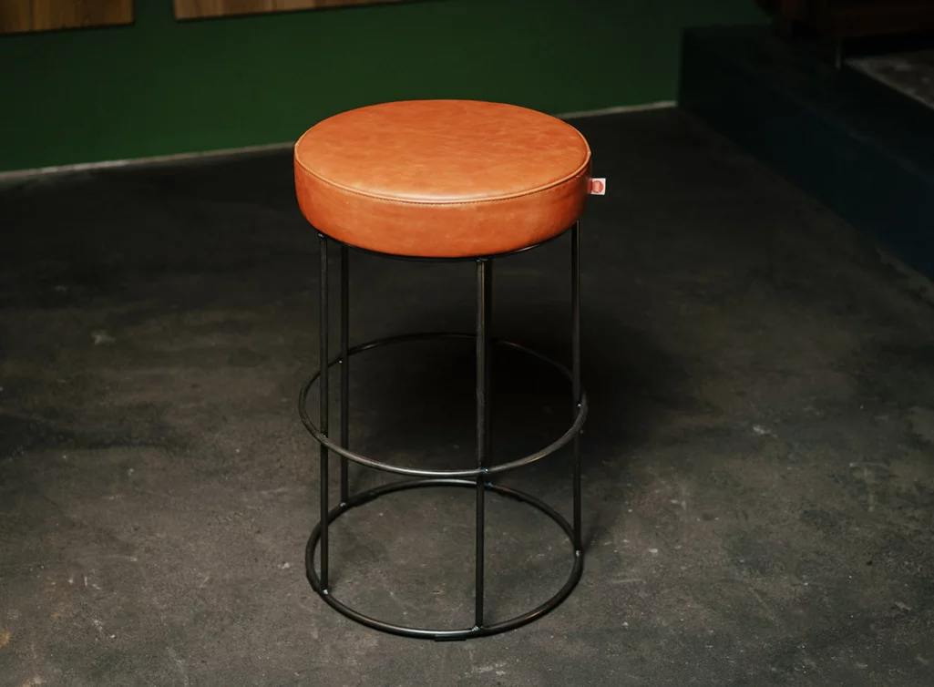 Echtleder Hocker mit einem Rahmen Untergestell aus Stahl