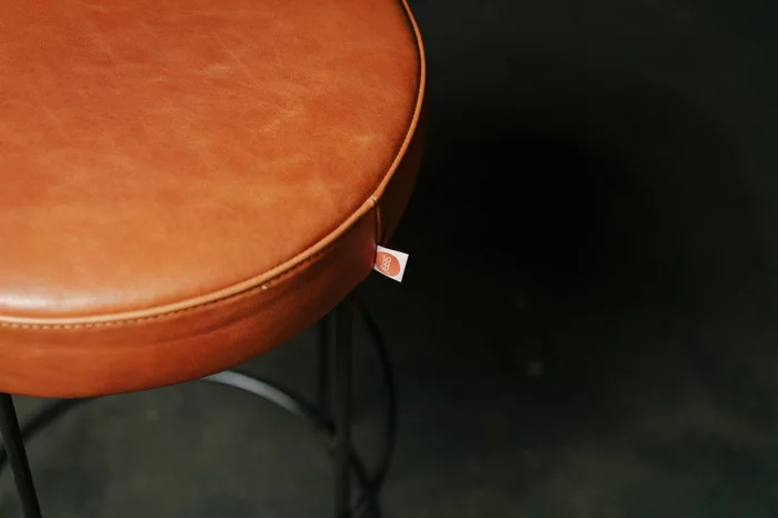 Hocker aus Leder in der Farbe Luxor Cognac