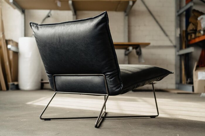 Designer Sessel aus Leder und Stahl - Rückseite