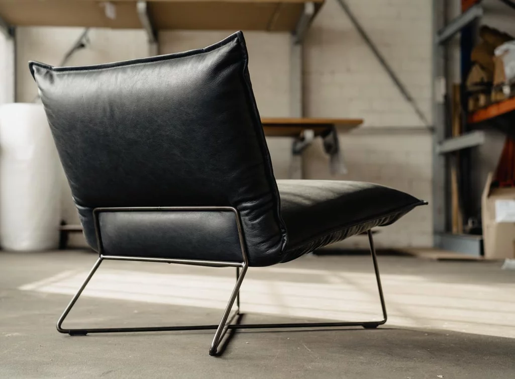 Designer Sessel aus Leder und Stahl - Rückseite Designer Sessel aus Leder und Stahl - Rückseite