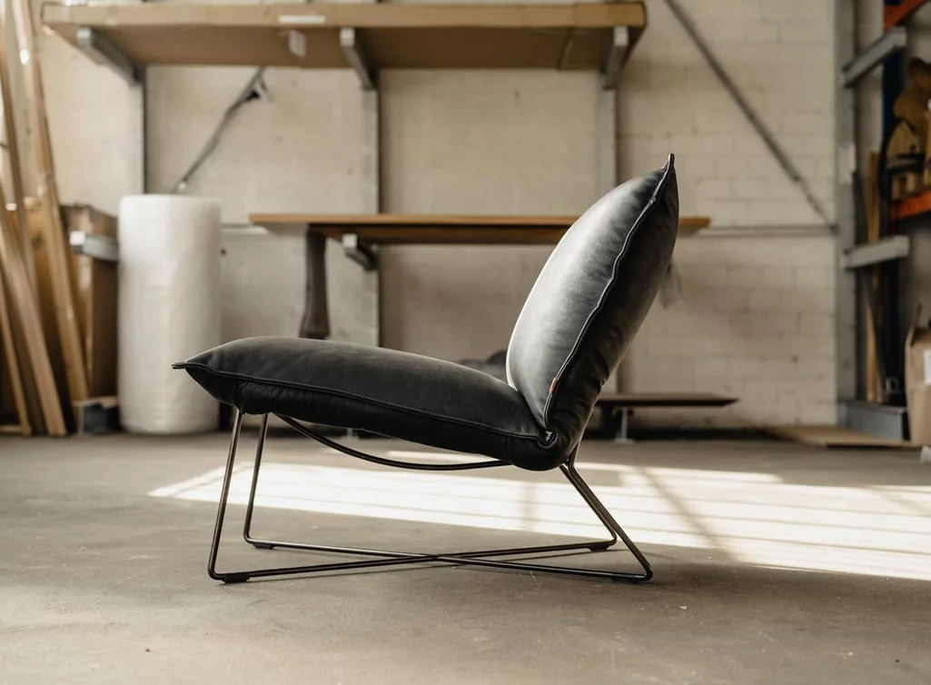 Earl Designer Sessel aus Echtleder mit einem Gestell aus Stahl - Seitenansicht Earl Designer Sessel aus Echtleder mit einem Gestell aus Stahl - Seitenansicht