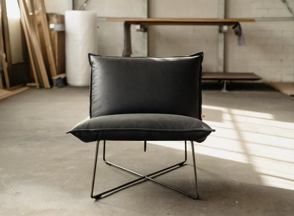 Echtleder Sessel mit Stahlgestell in verschiedenen Lederoberflächen wählbar Echtleder Sessel mit Stahlgestell in verschiedenen Lederoberflächen wählbar