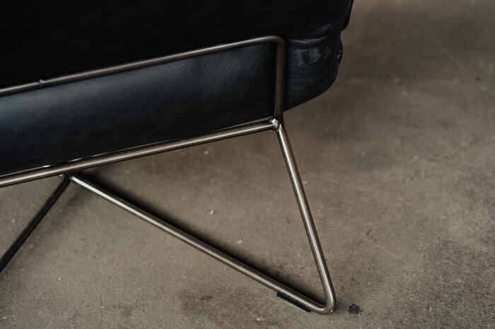 Designer Sessel aus Echtleder mit einem Untergestell aus Stahl in Old Glory