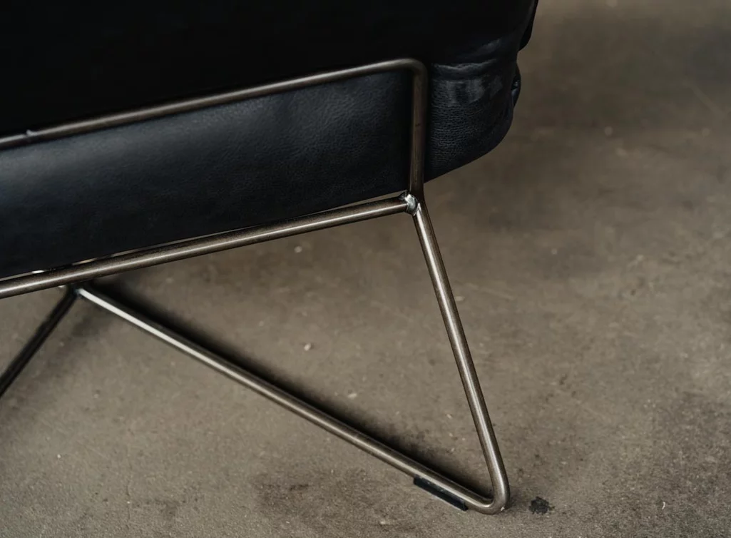 Designer Sessel aus Echtleder mit einem Untergestell aus Stahl in Old Glory Designer Sessel aus Echtleder mit einem Untergestell aus Stahl in Old Glory