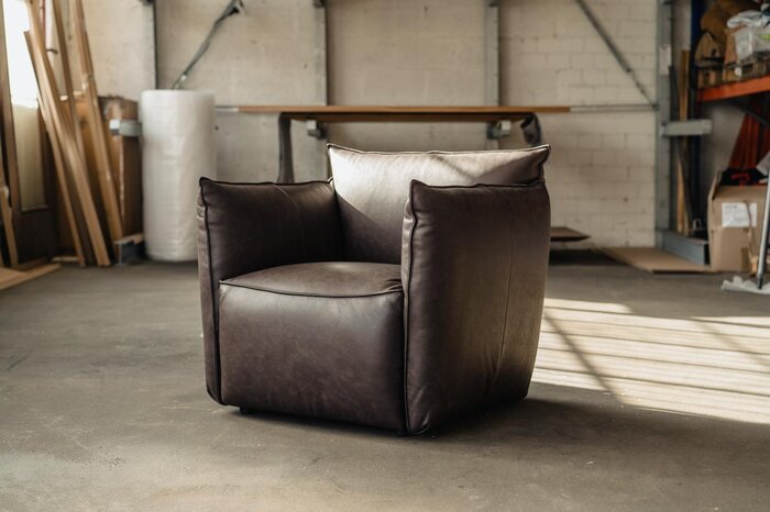 Leder Sessel mit Armlehnen niedrig in einem Kissenform-Design - Modell Vasa