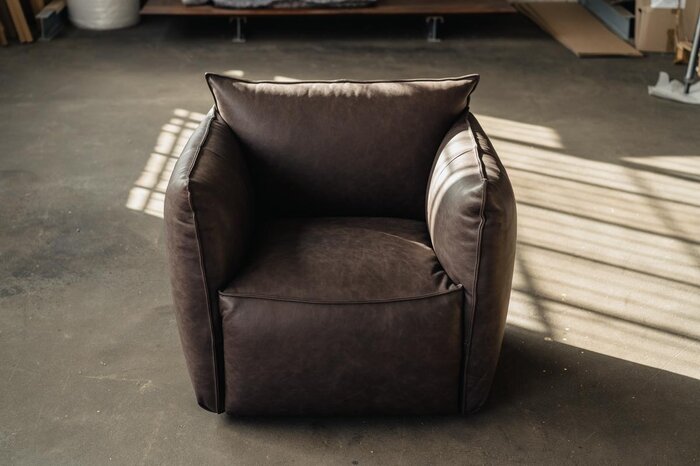 Bequemer Echtleder Sessel mit Armlehnen in einem kissenförmigen Design gefertigt - Vasa