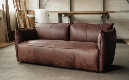 Echt Leder Sofa mit Armlehnen Vasa - in verschiedenen Lederoberflächen erhältlich Echt Leder Sofa mit Armlehnen Vasa - in verschiedenen Lederoberflächen erhältlich