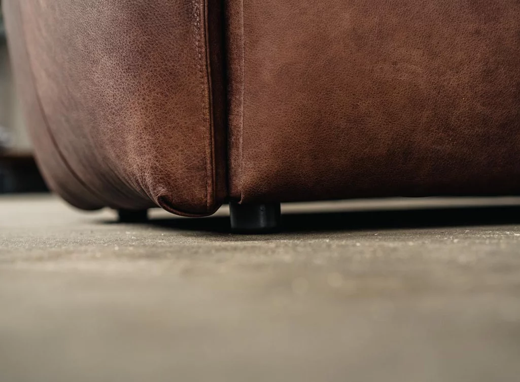 Leder Sofa mit einem Sofafuss aus Kunststoff gefertigt