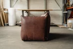 Designer Sofa aus Leder in Kissenform - Seitenansicht