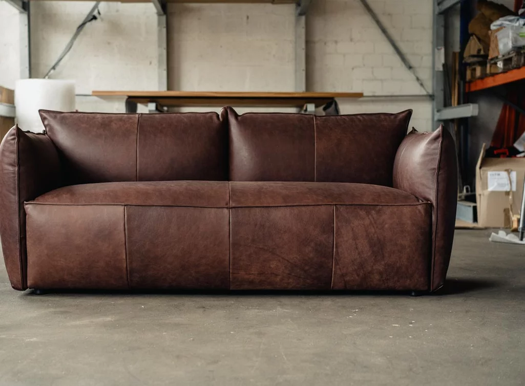 Sofa aus Echtleder mit Armlehnen in verschiedenen Größen verfügbar