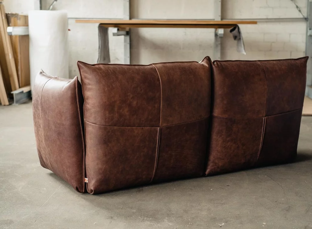 Rückseitenansicht - Zwei Sitzer Designer Sofa aus Leder Vasa in Bonanza Dark Tan