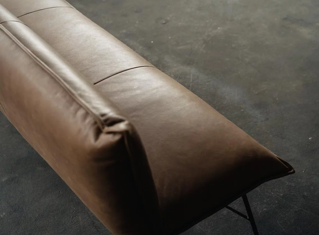 Esszimmerbank aus Leder in der Oberfläche Bonanza Beige Esszimmerbank aus Leder in der Oberfläche Bonanza Beige
