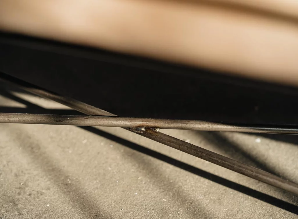 Lederbank mit einem Untergestell aus Stahl in Old Glory