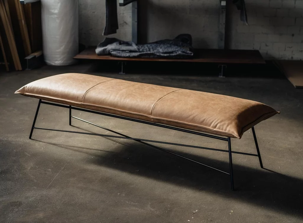 Esszimmerbank aus Leder ohne Rückenlehne mit einem Untergestell aus Stahl