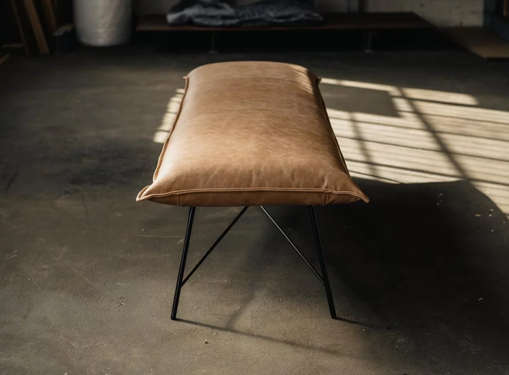 Komfortable Sitzbank ohne Lehne aus Leder und Stahl - Seitenansicht