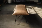 Komfortable Sitzbank ohne Lehne aus Leder und Stahl - Seitenansicht