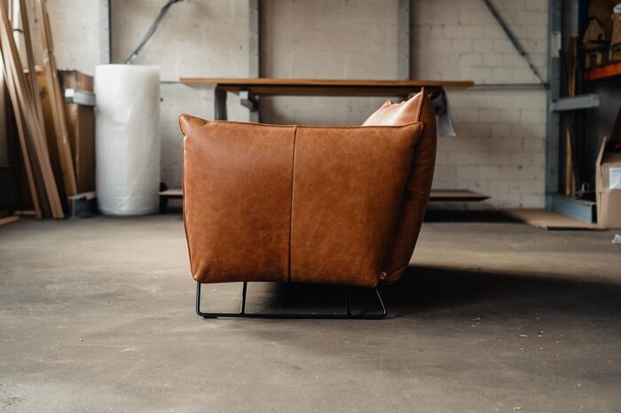 Sofa aus Leder und Stahl - Seitenansicht