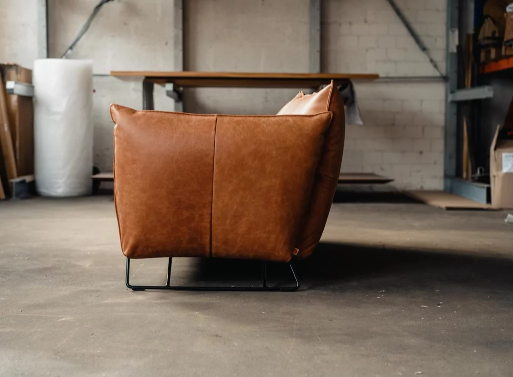 Sofa aus Leder und Stahl - Seitenansicht Sofa aus Leder und Stahl - Seitenansicht