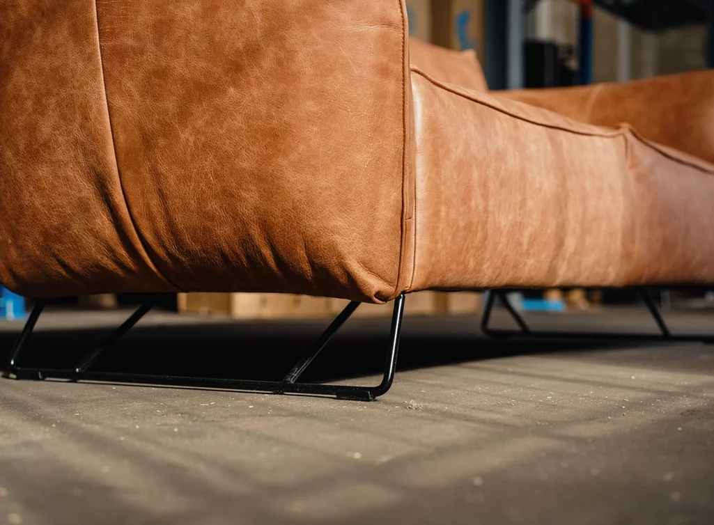 Designer Sofa aus Leder mit einem Untergestell aus Stahl Designer Sofa aus Leder mit einem Untergestell aus Stahl