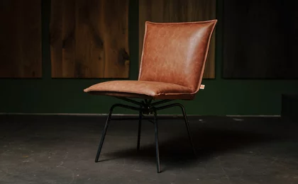 Sanne Swivel Lederstuhl mit einer Rückenlehne und einem 360 Grad drehbarem Sitz Sanne Swivel Lederstuhl mit einer Rückenlehne und einem 360 Grad drehbarem Sitz