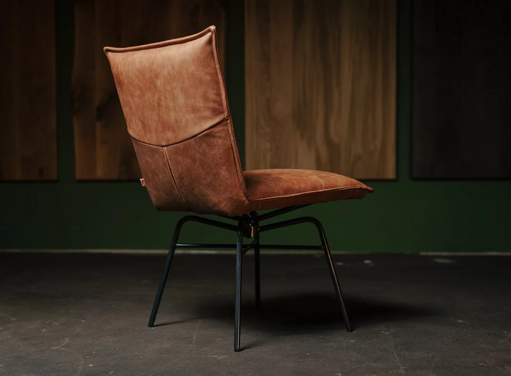 Drehstuhl für Dein Esszimmer aus Leder - Rückseitenansicht Drehstuhl für Dein Esszimmer aus Leder - Rückseitenansicht