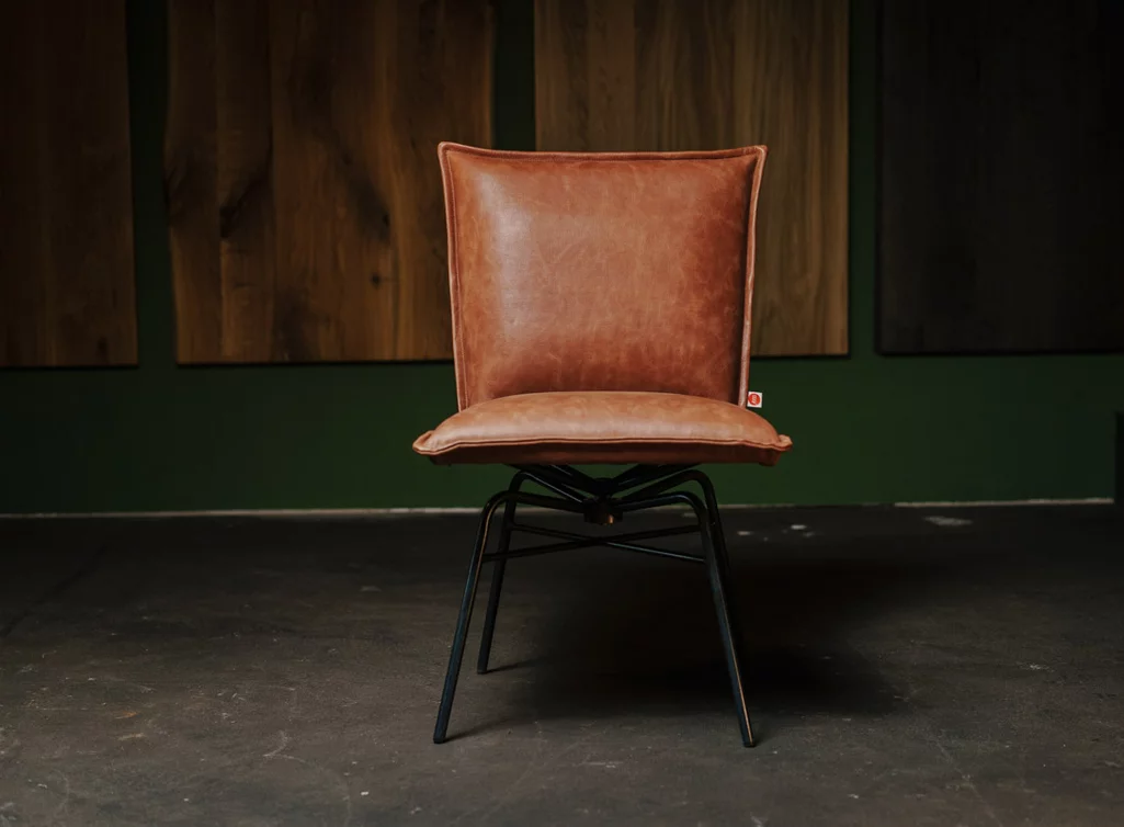 Gemütlicher Lederstuhl mit Lehne und einem Untergestell in Old Glory Gemütlicher Lederstuhl mit Lehne und einem Untergestell in Old Glory