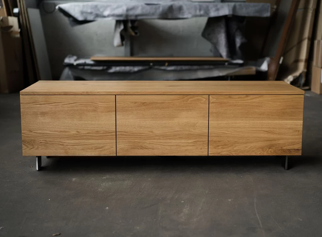 Eichenholz Lowboard massiv mit durchgängiger Maserung an Schubkastenfront