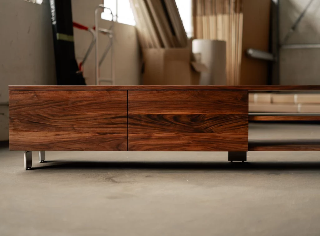 TV Lowboard aus Massivholz Nussbaum mit 3 Schubladen TV Lowboard aus Massivholz Nussbaum mit 3 Schubladen