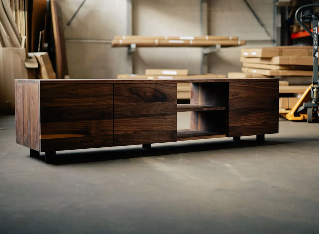 TV Lowboard aus edlem Nussbaum Massivholz TV Lowboard aus edlem Nussbaum Massivholz