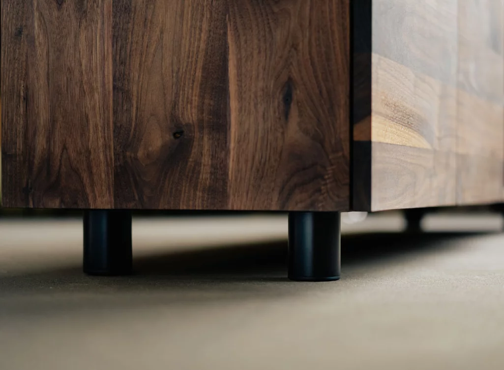 TV Massivholz Lowboard aus Nussbaum mit Rundfüßen TV Massivholz Lowboard aus Nussbaum mit Rundfüßen