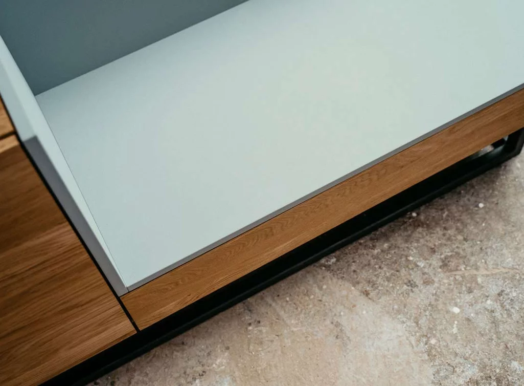 Detail TV Stand in NEXTEL-Lackierung