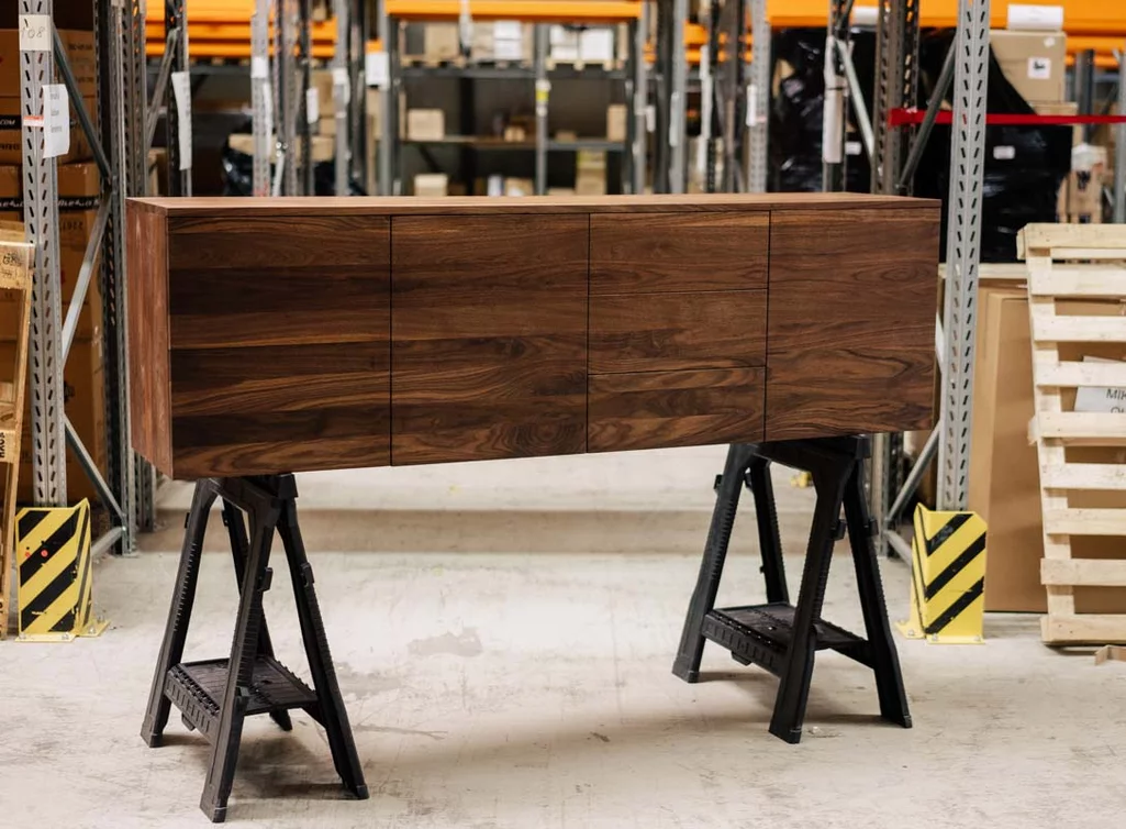 Massivholz Lowboard zur Wandmontage in Maßfertigung