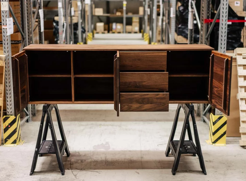 Hänge Lowboard nach Maß aus massivem Nussbaum gefertigt