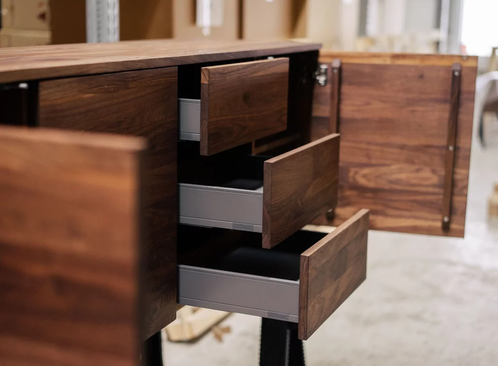 Hänge Lowboard Nussbaum Detail Schubladen und Türen