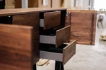 Hänge Lowboard Nussbaum Detail Schubladen und Türen