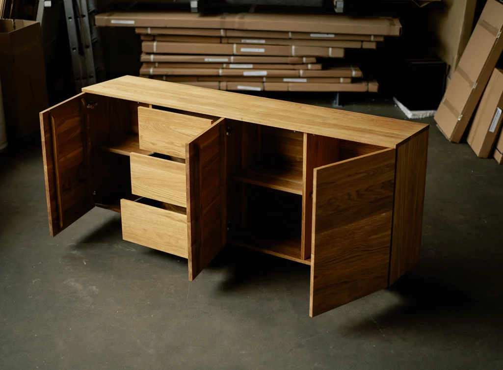 Hängendes Lowboard mit 3 Schubkästen und 3 Drehtüren aus massivem Eichenholz Hängendes Lowboard mit 3 Schubkästen und 3 Drehtüren aus massivem Eichenholz