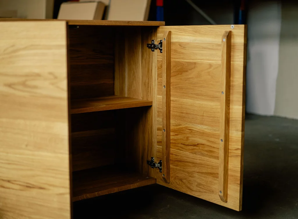 Schranktüren in massiver Ausführung aus Eiche an Lowboard hängend Schranktüren in massiver Ausführung aus Eiche an Lowboard hängend