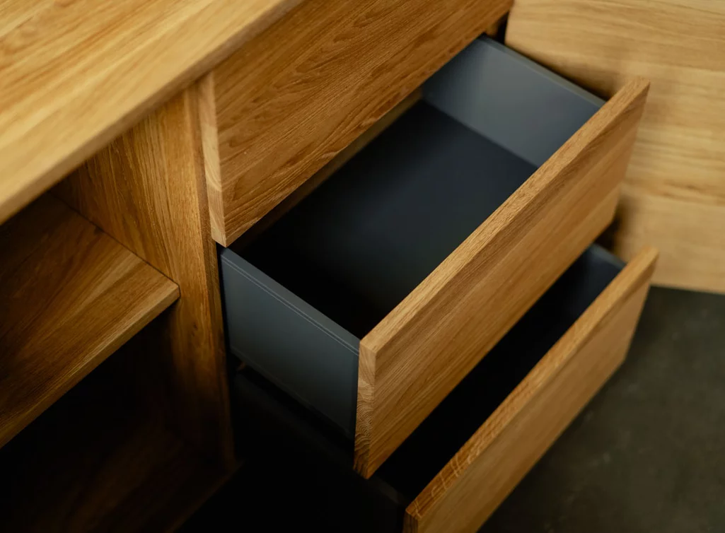 Detailansicht Schubkästen an Lowboard hängend Detailansicht Schubkästen an Lowboard hängend