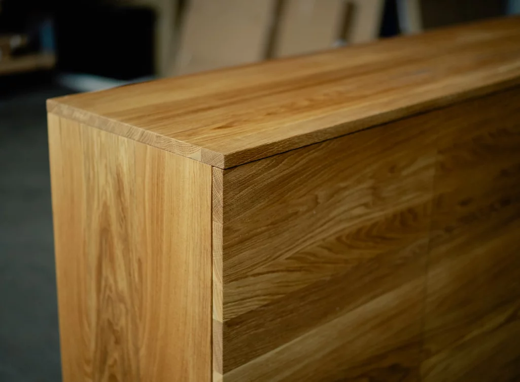 Lowboard hängend in verschiedenen Oberflächen verfügbar Lowboard hängend in verschiedenen Oberflächen verfügbar