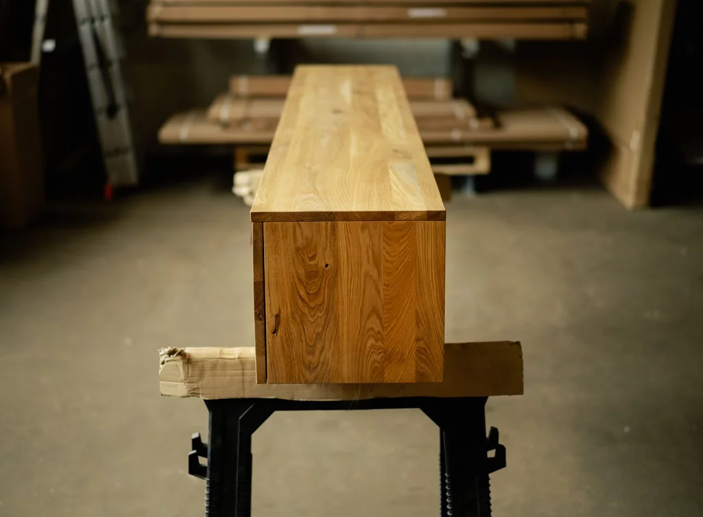 Massives Eiche Lowboard wandhängend
