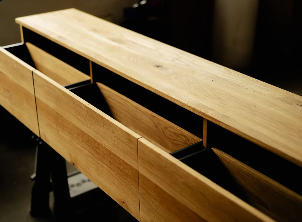 Aufgezogene Schubladen Lowboard Eiche hängend