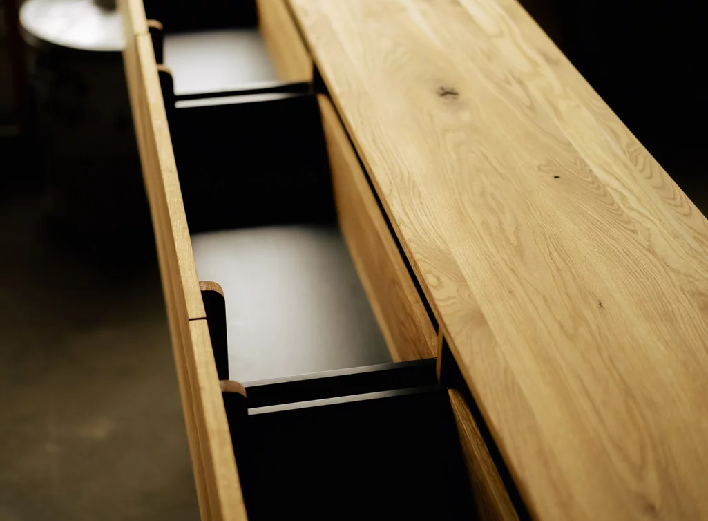 Hänge Lowboard aus massiver Eiche mit aufgezogenen Schubfächer