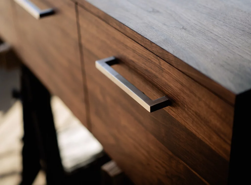 Hänge Lowboard aus Massivholz Nussbaum mit Griff Hänge Lowboard aus Massivholz Nussbaum mit Griff